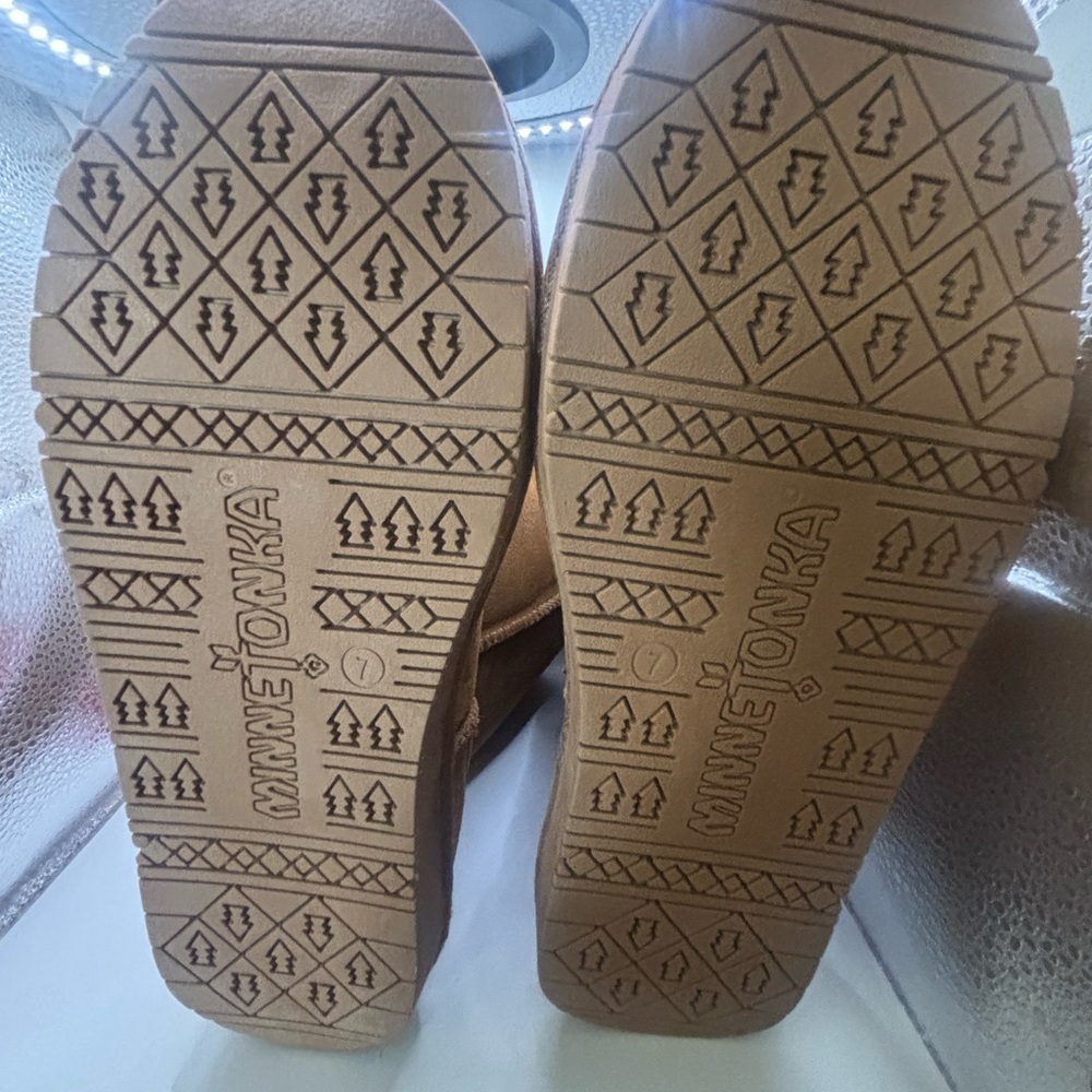 Minnetonka Women's Olympia Pull On Booties - Picture 8 of 8